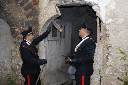Arrestato dai Carabinieri per aver ruibato un portale in pietra da un casolare