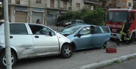 Spettacolare incidente stradale in  Via Napoli a Benevento con 3 feriti di cui uno in codice rosso