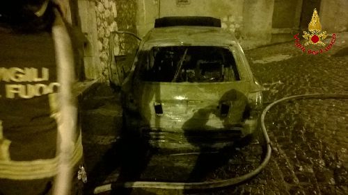 Bonea: l’intervento dei Vigili del Fuoco per domare l’incendio di una Fiat Stilo.