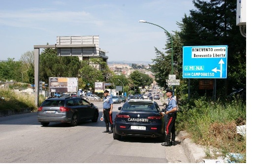 Benevento: evade dalla detenzione domiciliare e viene sorpreso a spasso dai Carabinierii