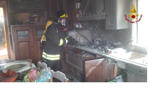 Sant’Agata dei Goti:a fuoco un locale cucina per una probabile perdita di gas gpl
