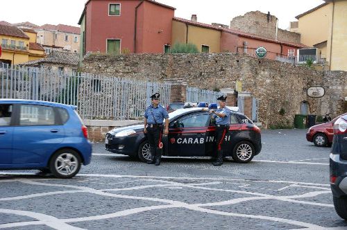 Benevento: intercettati e fermati due pregiudicati napoletani mentre uscivano da un portone nei pressi del Teatro Romano