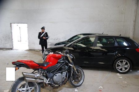 Benevento: recuperate auto e moto rubate nascoste all’interno di un capannone abbandonato