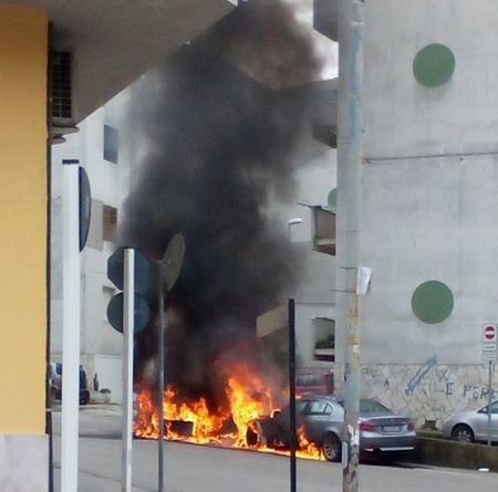 Benevento: Una minicar va a fuoco all’imbocco di rampa San Barbato