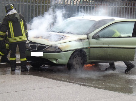 Benevento: a fuoco una autovettura davanti il Liceo Scientifico