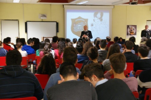 Benevento, Cultura della legalità: i carabinieri incontrano gli studenti del Liceo Scientifico.