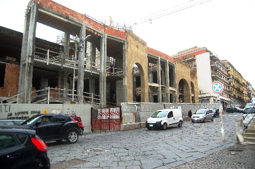 Associazione  Ekoclub International, la struttura  antistante alla basilica di Benevento: Un “mostro” maggiorenne.