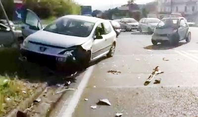 Benevento,incidente stradale in via dei Dauni.Entrano in collisione una Smart e una Peugeot