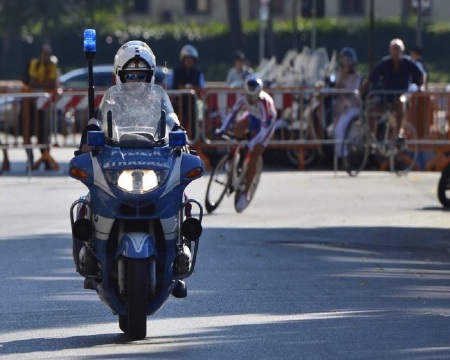 La Polizia Stradale scorta dal 1946 i partecipanti al Giro d’Italia. Una presenza importantissima e di spessore