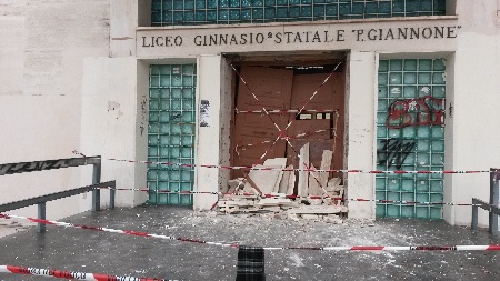 Benevento: proseguono le indagini avviate dopo l’esplosione nella notte di Natale all’entrata principale del liceo classico “Pietro Giannone”