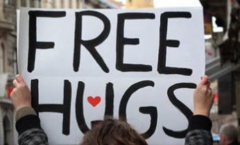 Nuova iniziativa del collettivo WAND di Benevento.Sabato 30 Gennaio il Free Hugs – Family Gay