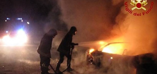 Benevento a fuoco due auto durante la notte in via Gentile al Rione Libertà