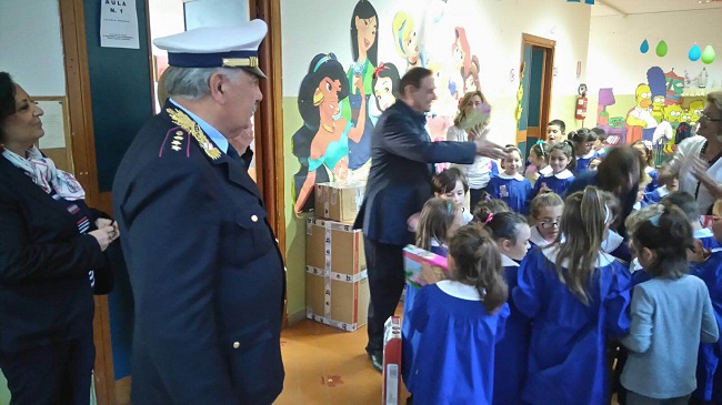 Clemente Mastella a scuola San Modesto per portare ai bambini i giocattoli richiesti.
