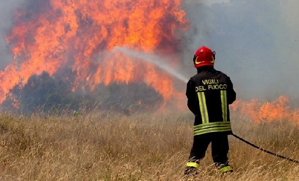 Campania: Conapo, vigili del fuoco pochi e stremati tra incendi ed emergenze