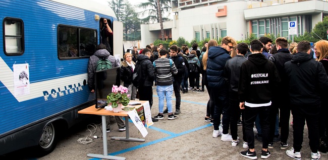 Questo non è amore”, nel giorno di San Valentino a Benevento il camper della Polizia di Stato per la campagna di sensibilizzazione contro la violenza di genere.