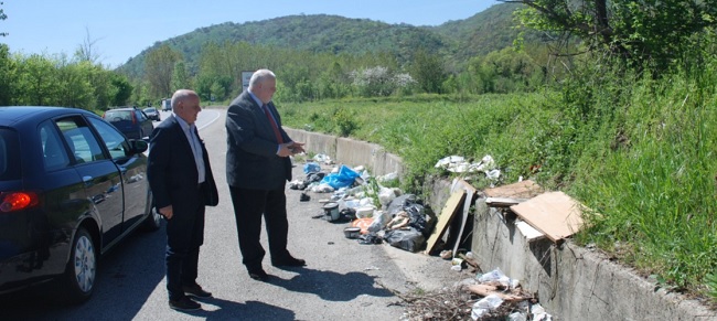 Criticità stradale abbandono rifiuti. Claudio Ricci in sopralluogo sulla Fondo Valle Isclero e sulla strada provinciale 119.