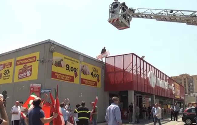 Manifestazione CGIL. Al Carrefour un lavoratore sul tetto minaccia di buttarsi.
