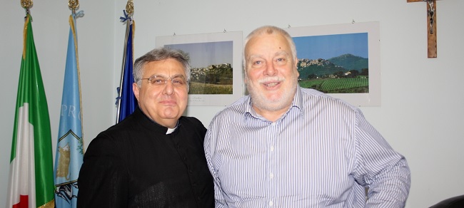 Claudio Ricci incontra Monsignor Pasquale Maria Mainolfi.