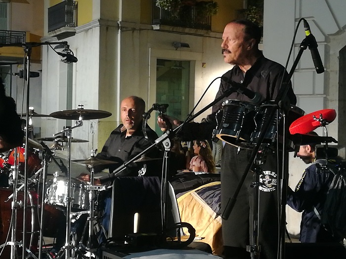 Città Spettacolo. Il mito di Pino Daniele rivive nel live della “Yes I Know Tribute Band” della “Salzano Band”