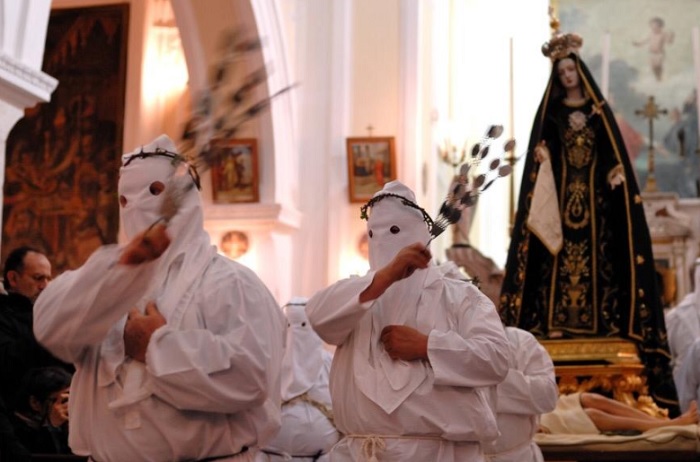 San Lorenzo Maggiore: attesa per il rito del Venerdì Santo