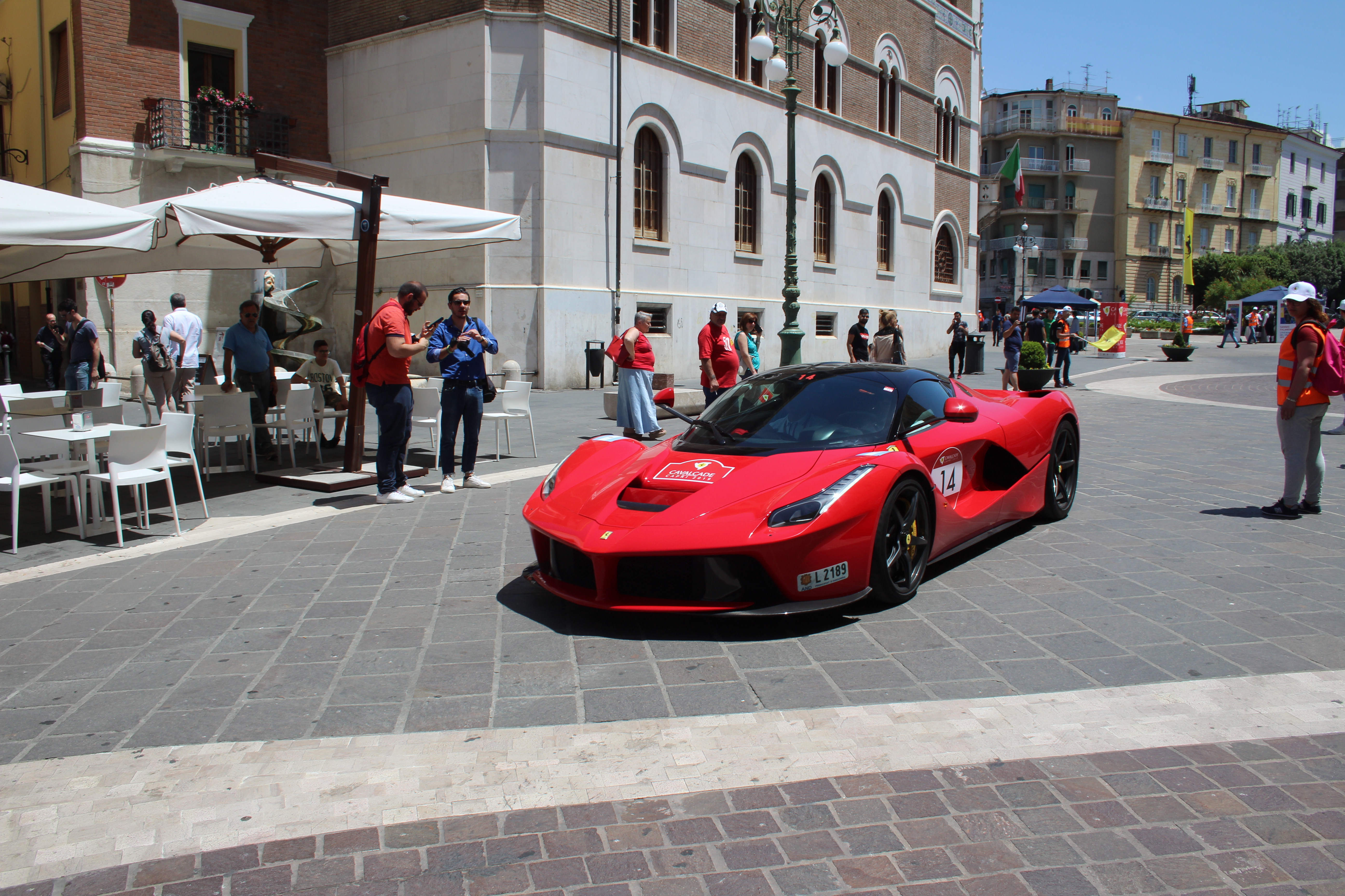 “Ferrari Cavalcade 2019”, le rosse di Maranello irrompono al Corso Garibaldi