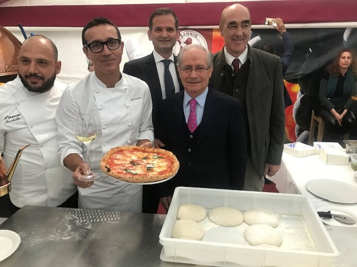 Con la pizza di Gino Sorbillo e la Falanghina Casa Sannio si prende il palcoscenico del Merano Wine Festival