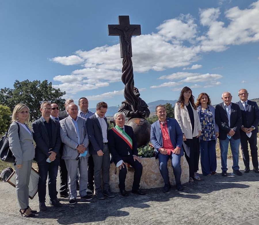 Inaugurato un monumento in onore di San Pio a Piana Romana