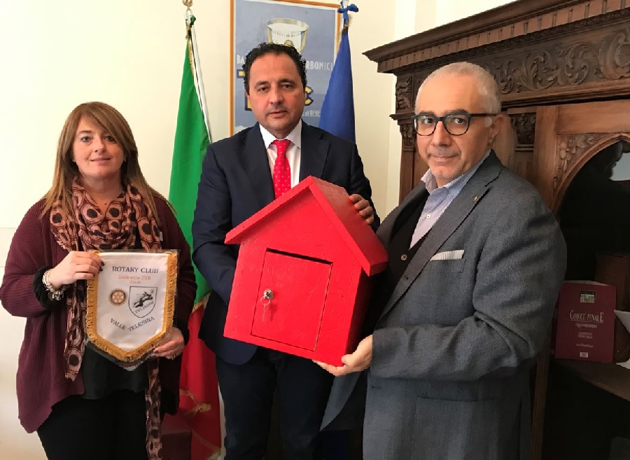 A Telese Terme la casetta rossa per raccogliere denunce di donne vittime di violenza, dono del Rotary Valle Telesina