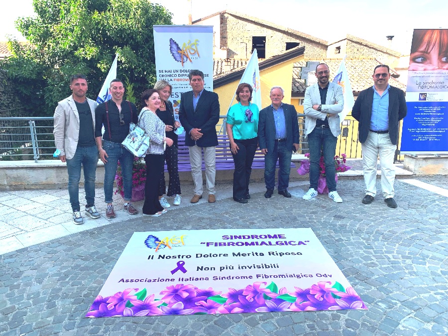 Paupisi. Fibromialgia, inaugurata la panchina viola in piazza don Tommaso Boscaino