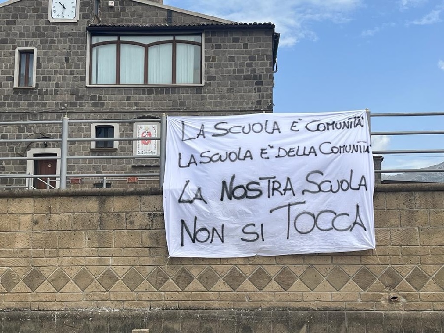 Sant’Agata de Goti: Partita la protesta per difendere la scuola a San Silvestro 