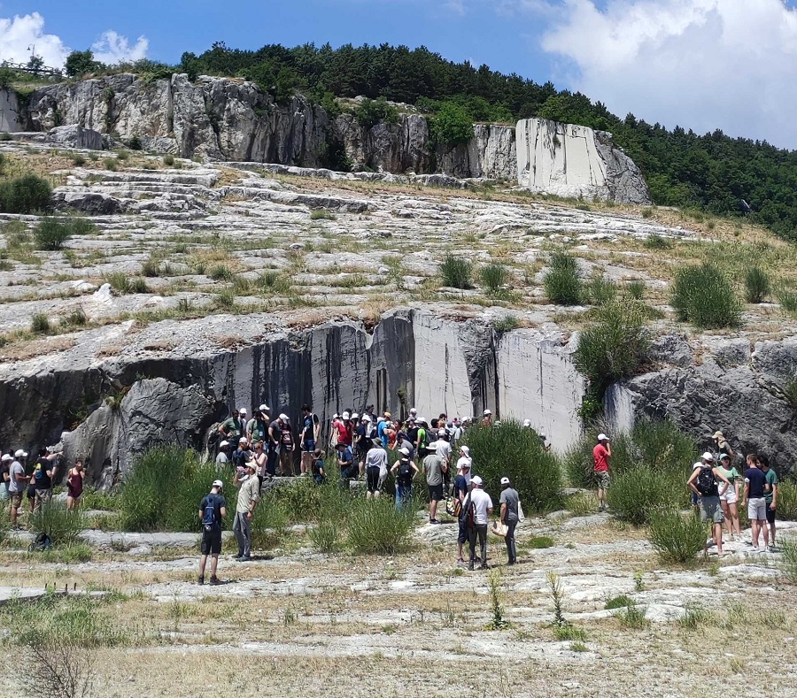 Viaggio a Pietraroja, le paleontologhe e i paleontologi tra i fossili del Geosito