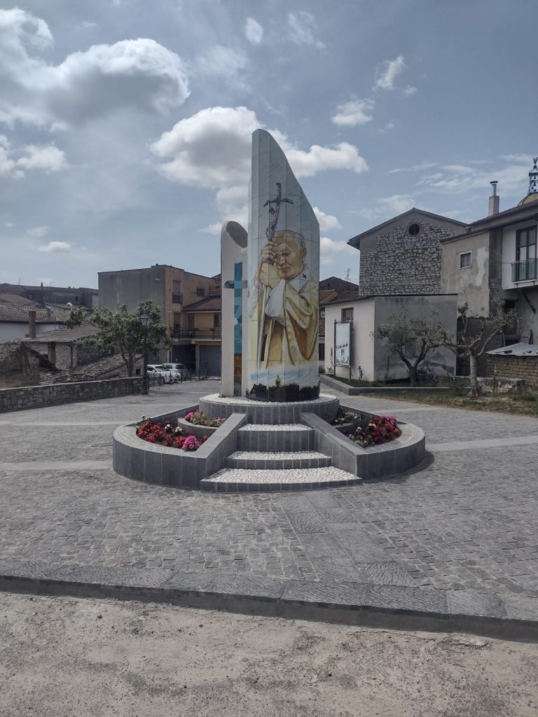 Pietrelcina. Inaugurata una piazza dedicata a San Giovanni Paolo II con relativa statua