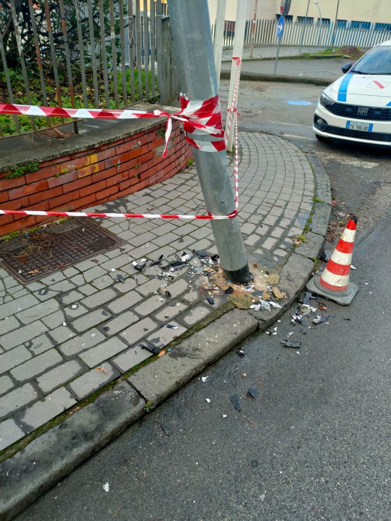 Benevento. Identificato dalla Polizia Municipale l’autore del danneggiamento di un palo all’incrocio di Rampa San Barbato