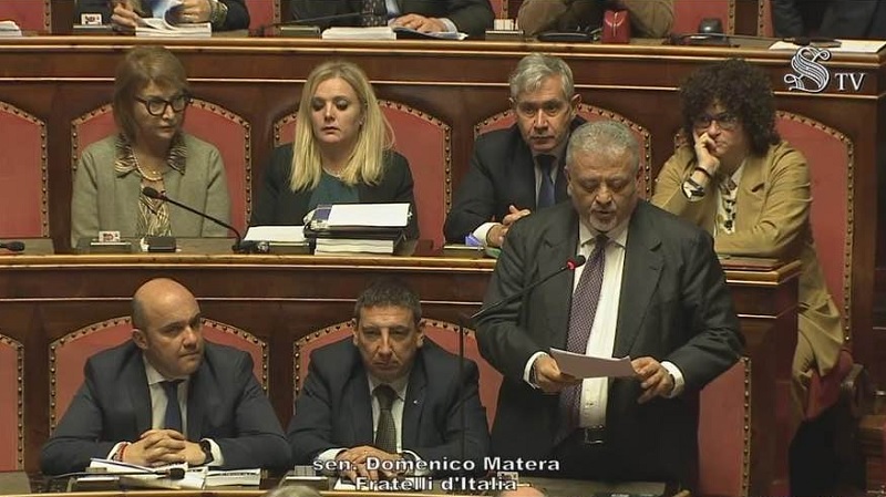 Manifestazione contro il Governo, sull’invito ci sono i loghi di Regione Campania e Anci: il Senatore Matera interroga il Ministro