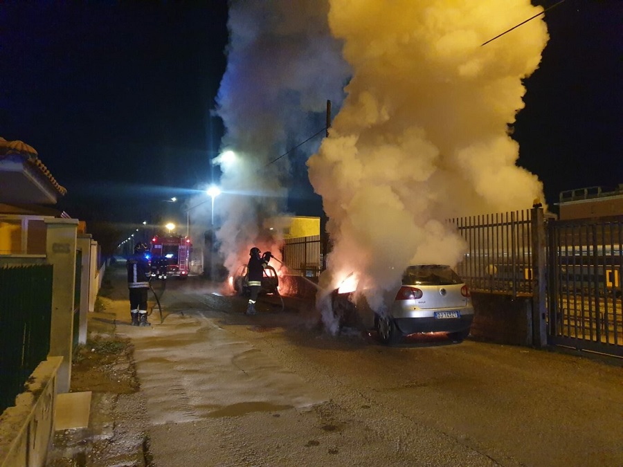 Benevento, ferrovia. Due auto in fiamme nella notte