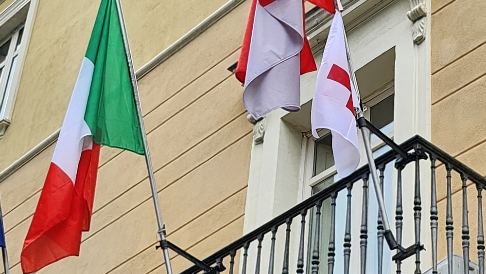 La bandiera della Croce Rossa sventola su Palazzo Mosti, il Sindaco: “Legame di collaborazione pregevole”