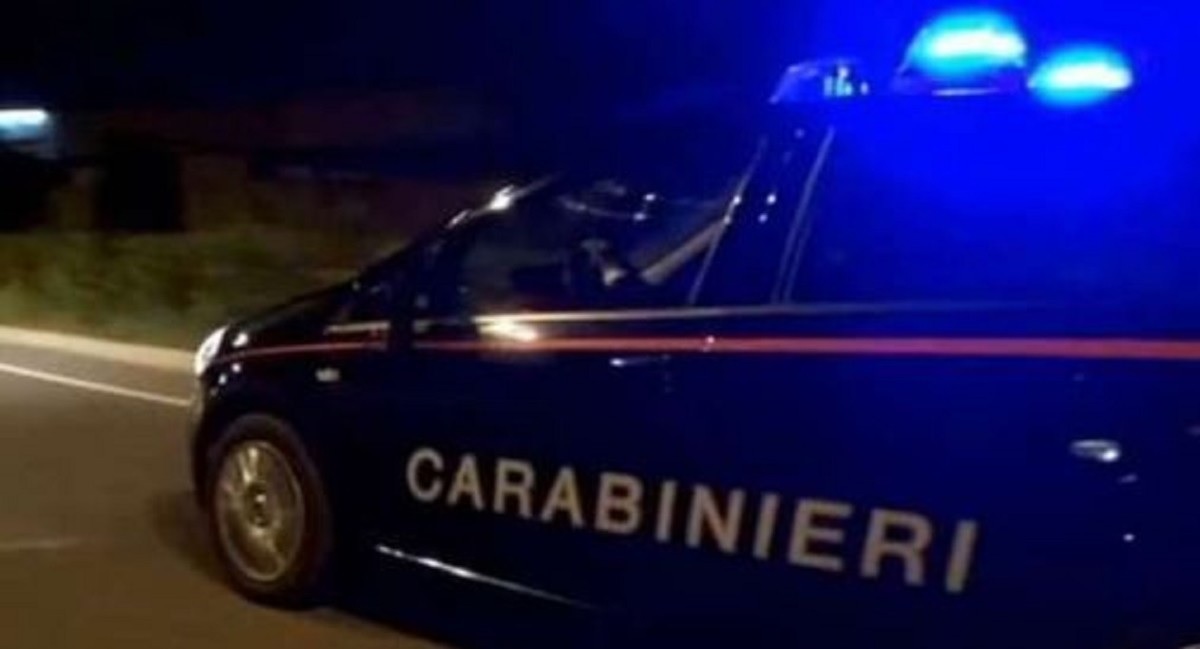 Malviventi svaligiano rivendita di tabacchi, inseguiti dai carabinieri si danno alla fuga lasciando furgone e refurtiva