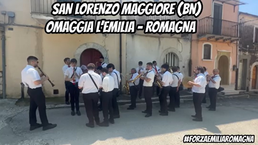 San Lorenzo Maggiore: per le strade del paese, la banda musicale omaggia l’Emilia Romagna