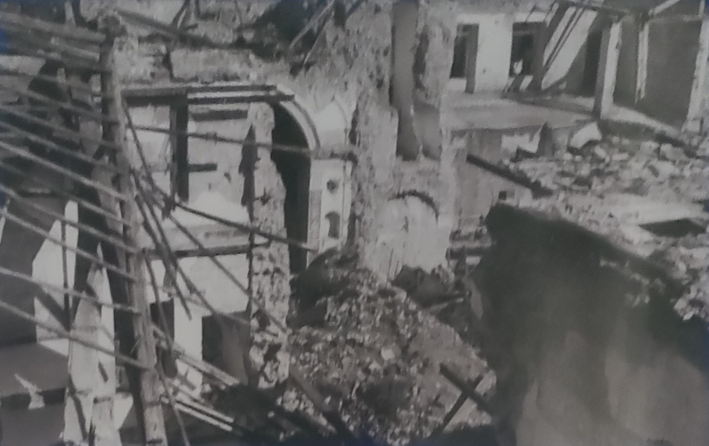 Ricordo del 29 settembre 1943: bombe sul Tempio della Madonna delle Grazie e sull’antica chiesa di S. Lorenzo.