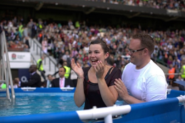Battesimo per 261 nuovi fedeli al congresso dei Testimoni di Geova