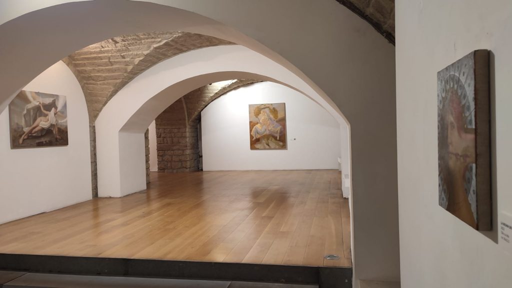 Museo Arcos : “La mostra “Adriano con gli Angeli. Omaggio ad Adriano Fida” è prorogata a tutto il 26 novembre 2023.”