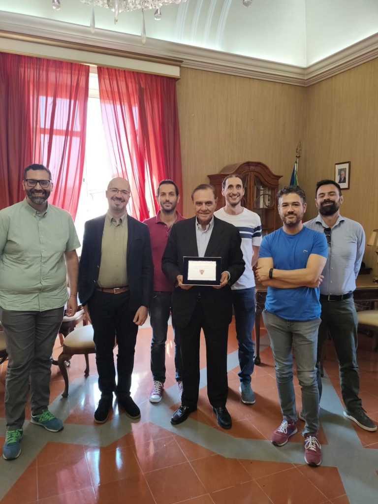 Una delegazione di visitatori bolognesi in visita dal sindaco Mastella