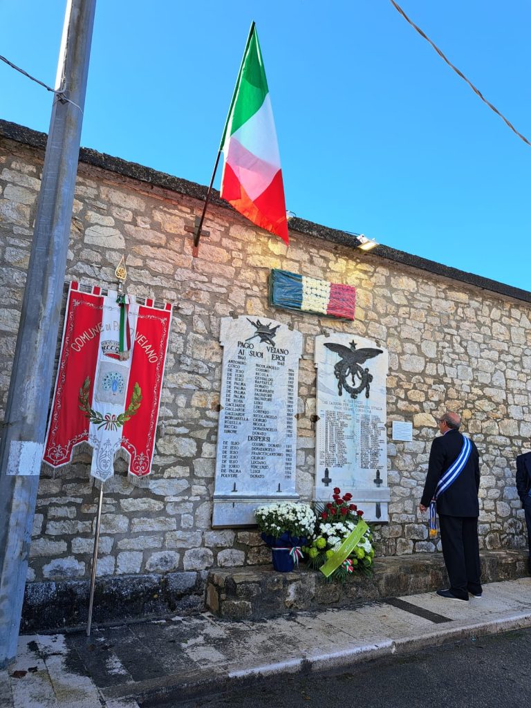 Pago Veiano. Presso il Cimitero, installate due lapidi di commemorazione ai figli di Pago Veiano deceduti nelle due guerre mondiali.