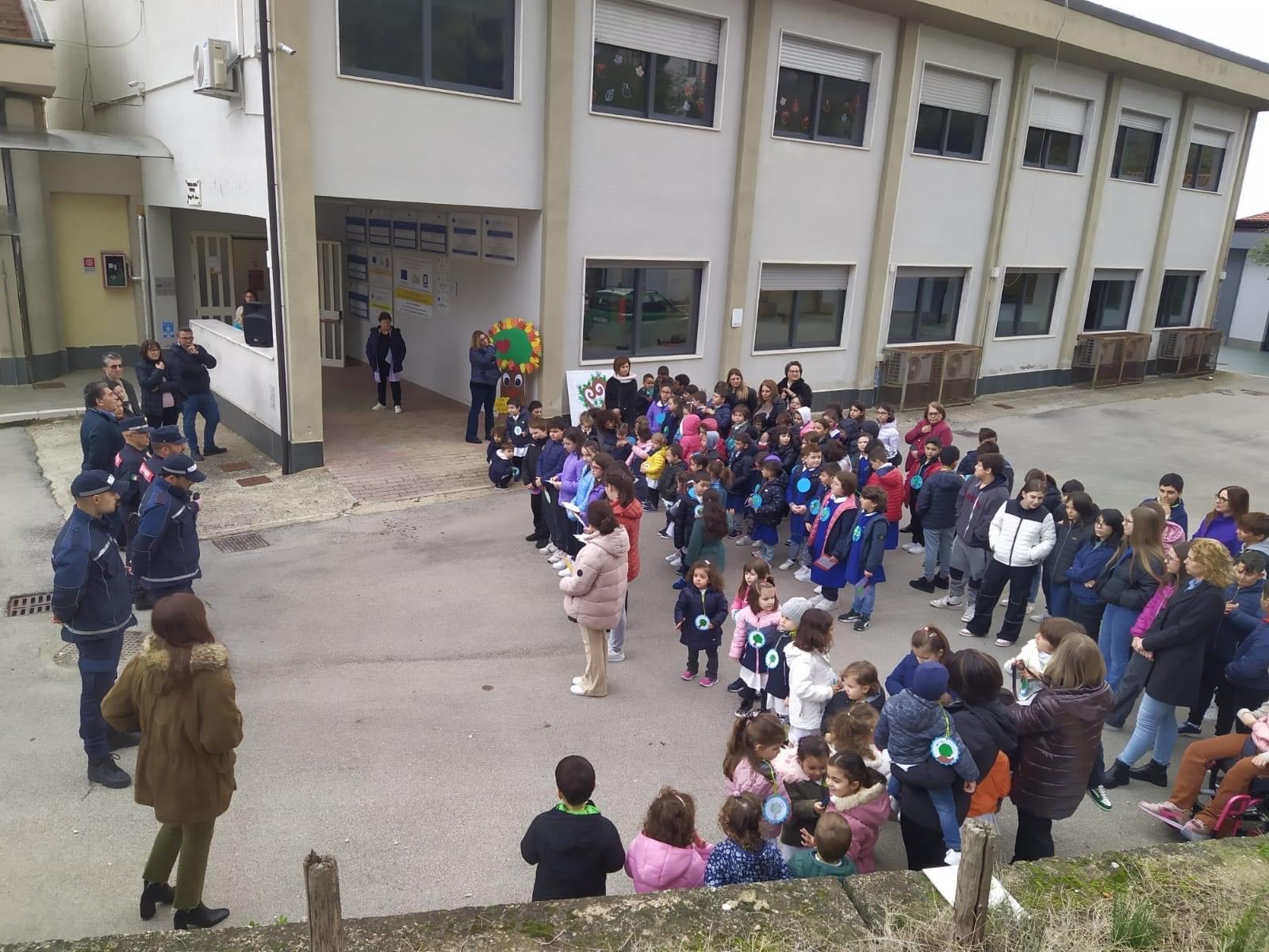 Paupisi: I ragazzi delle scuole piantano tre arbusti di Corbezzolo in occasione della Festa dell’albero. 