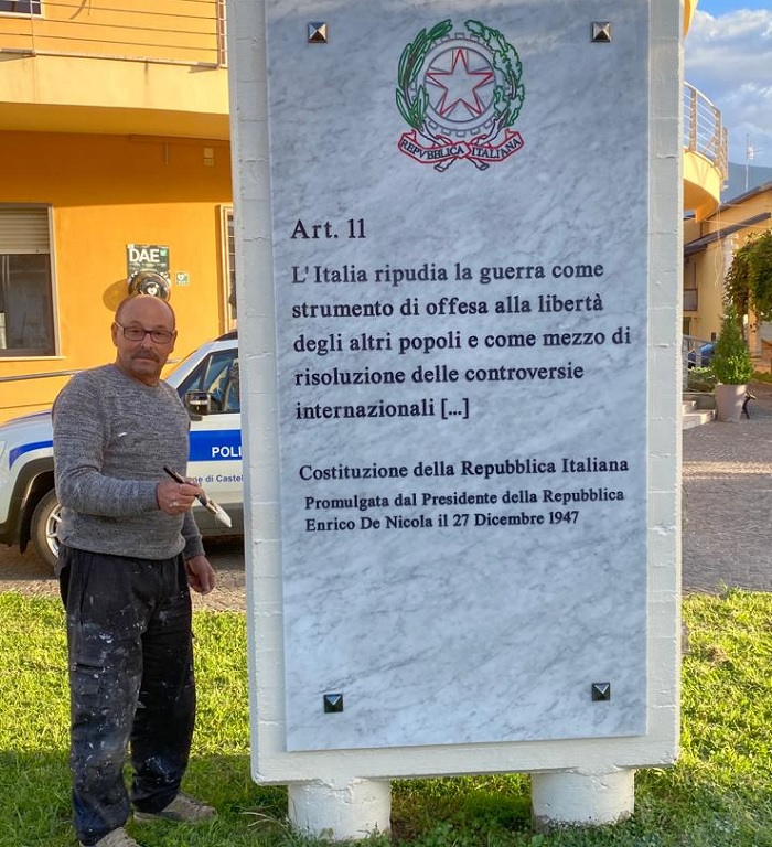 Il testo dell’articolo 11 della Costituzione Italiana scolpito su una lapide di marmo fatta erigere davanti al Municipio di Castelvenere
