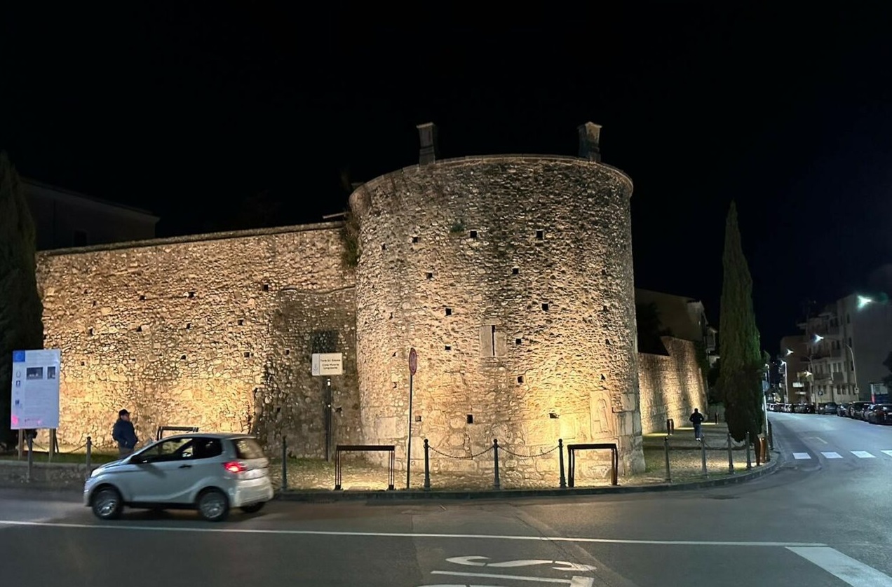 Pics: illuminato il tratto di Mura Medievale di Viale dei Rettori