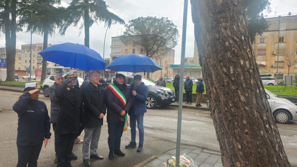 Il sindaco Mastella ha deposto un omaggio floreale in piazzale Martiri delle Foibe