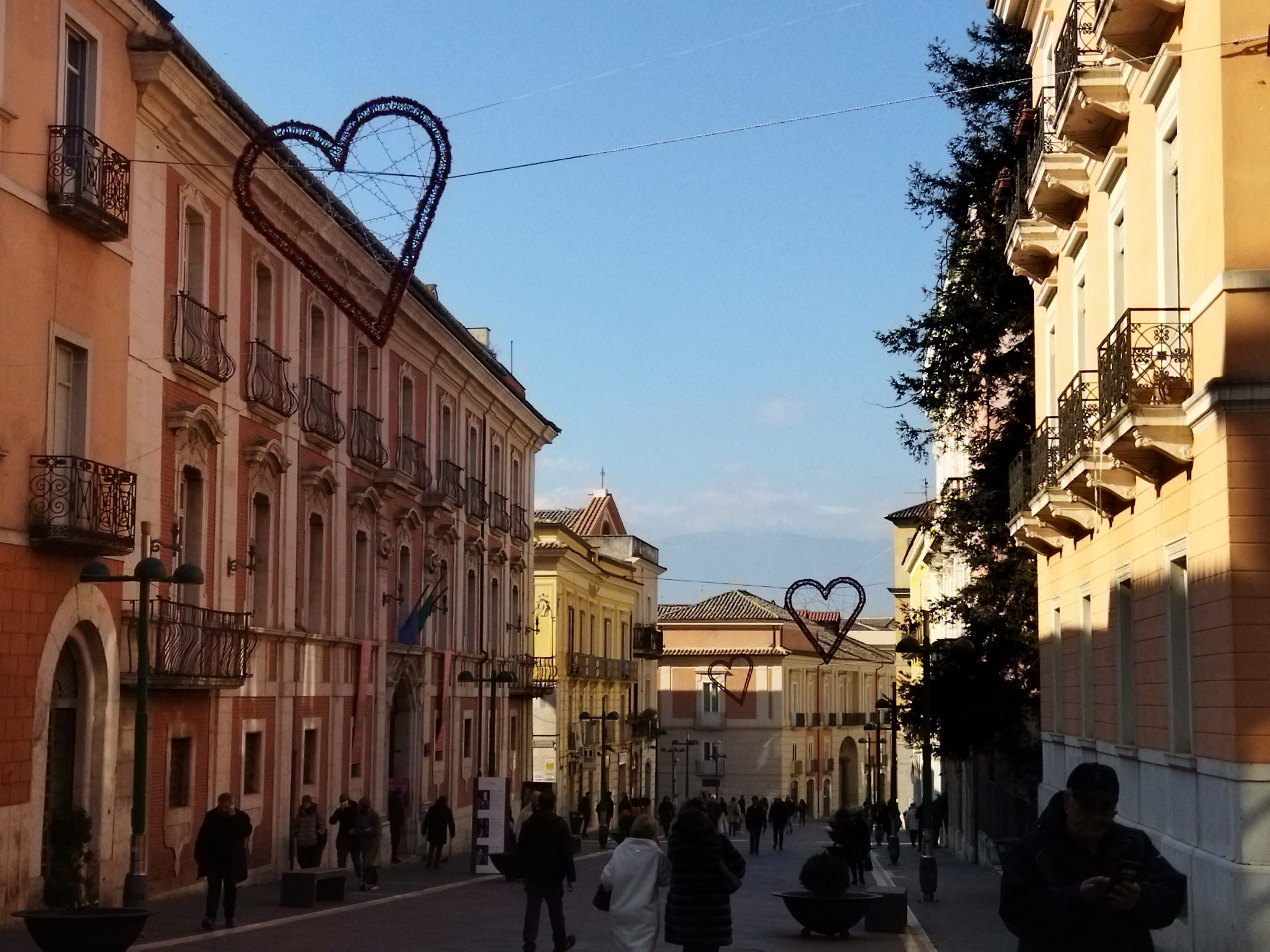 Nel centro storico si celebra San Valentino. Per la ricorrenza dedicata agli innamorati luminarie ed eventi con “Liber Fest”